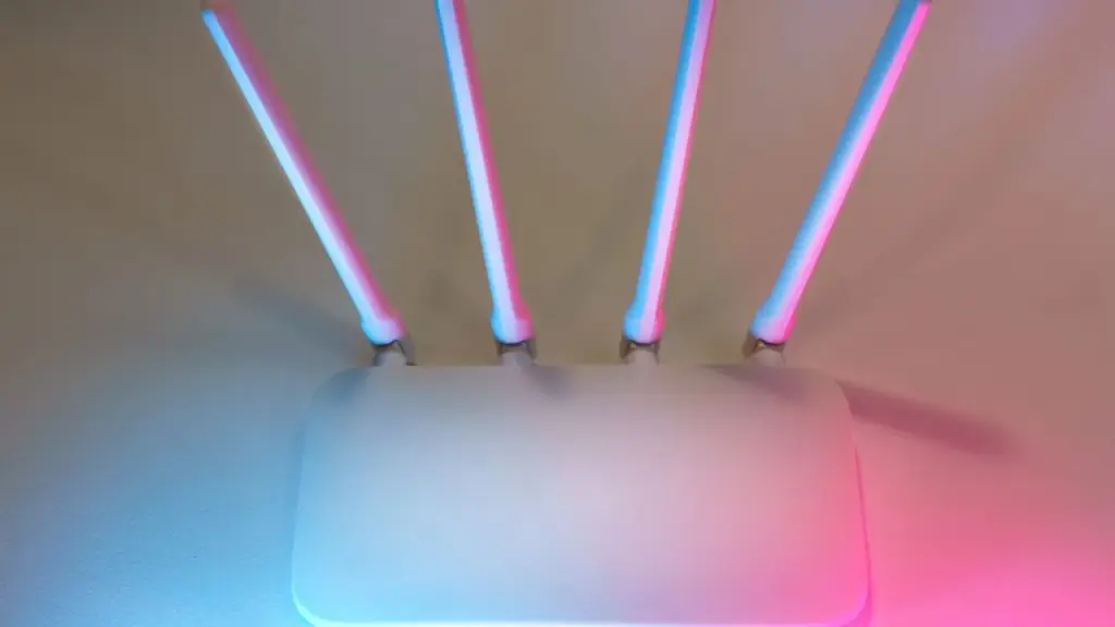 WLAN-Router mit vier Antennen als Symbol für das neue Heimnetz